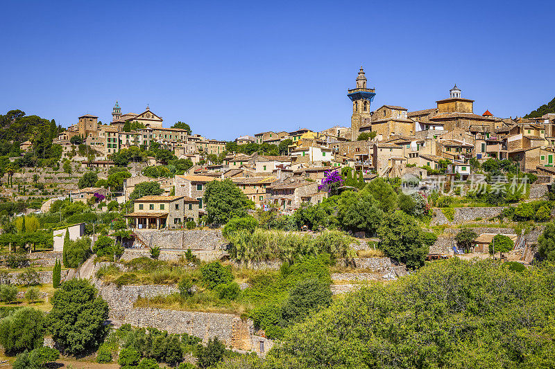 西班牙巴利阿里群岛马略卡岛，Serra de Tramuntana山脉，Valldemossa山村的天际线